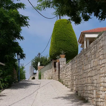 Athina's With Garden Aparthotel *