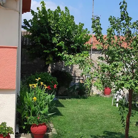 Athina's With Garden Aparthotel *